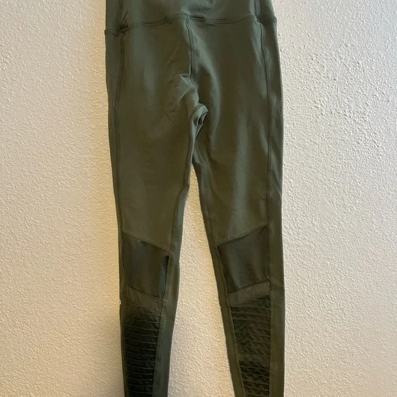 ALO Yoga Olive Green Moto Leggings with Ribbed Detail ~ No Size Tag *see Photos* - Picture 10 of 12